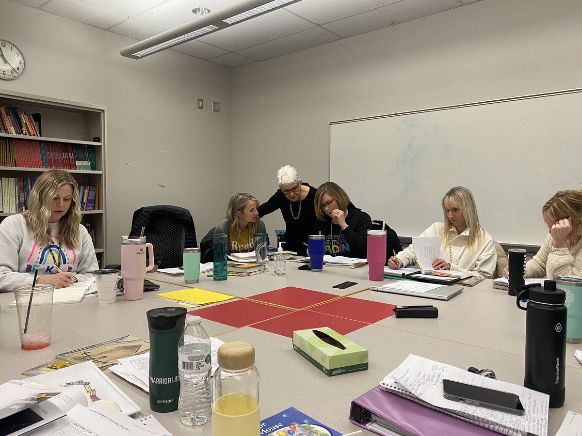 MrsWatsonRR's tweet photo. Connecting research and theory to practice. All together with our wonderful SL team during a Behind The Glass session.
#readingrecoveryworks  #RRCNA #readingrecovery https://t.co/eL6SQgsCM9
