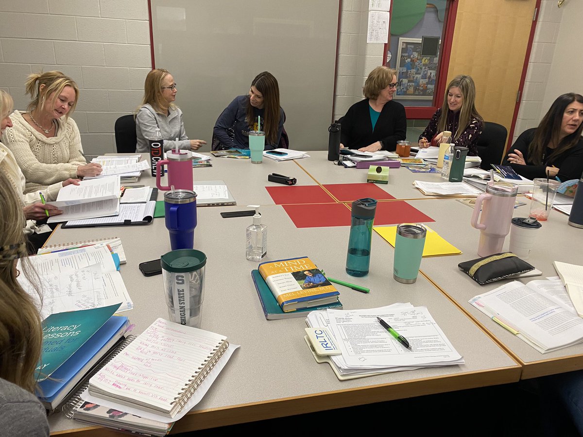 Connecting research and theory to practice. All together with our wonderful SL team during a Behind The Glass session.
#readingrecoveryworks  #RRCNA #readingrecovery