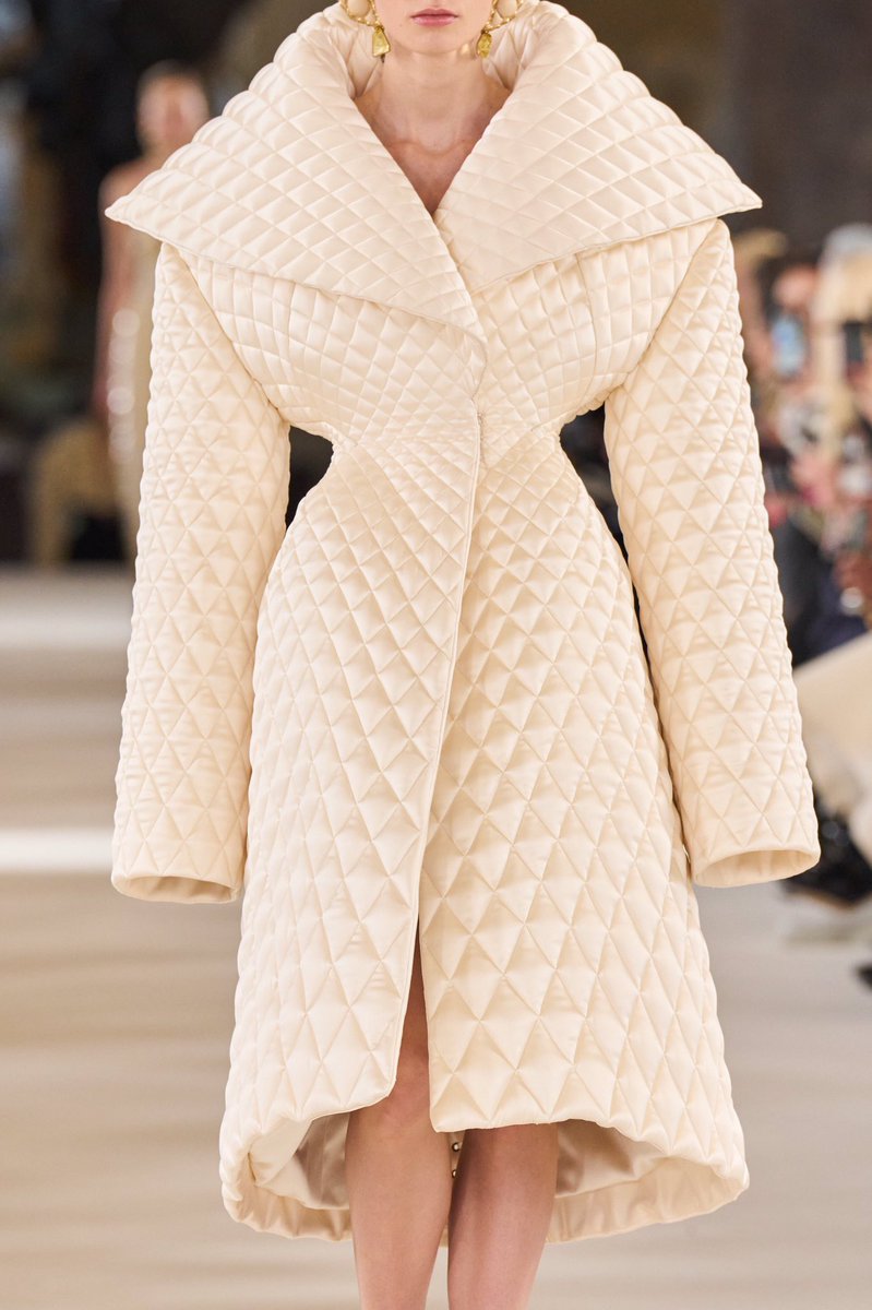 saintdoII's tweet photo. these close ups of the tailoring at schiaparelli, the attention to detail is crazy i can’t stop looking https://t.co/YA8j8OrR15