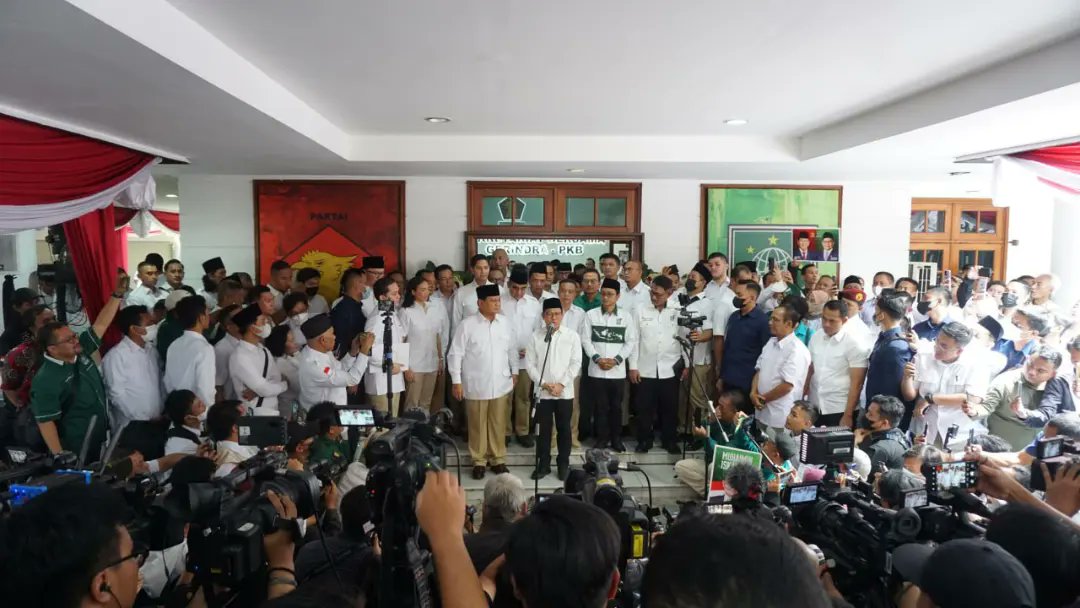 “PKB dan Gerindra adalah kekuatan yang saling melengkapi dan akan lebih lengkap lagi dengan disusul partai lain yang akan bergabung,” #gusmuhaimin 

Peresmian SEKBER #pkb #Gerindra