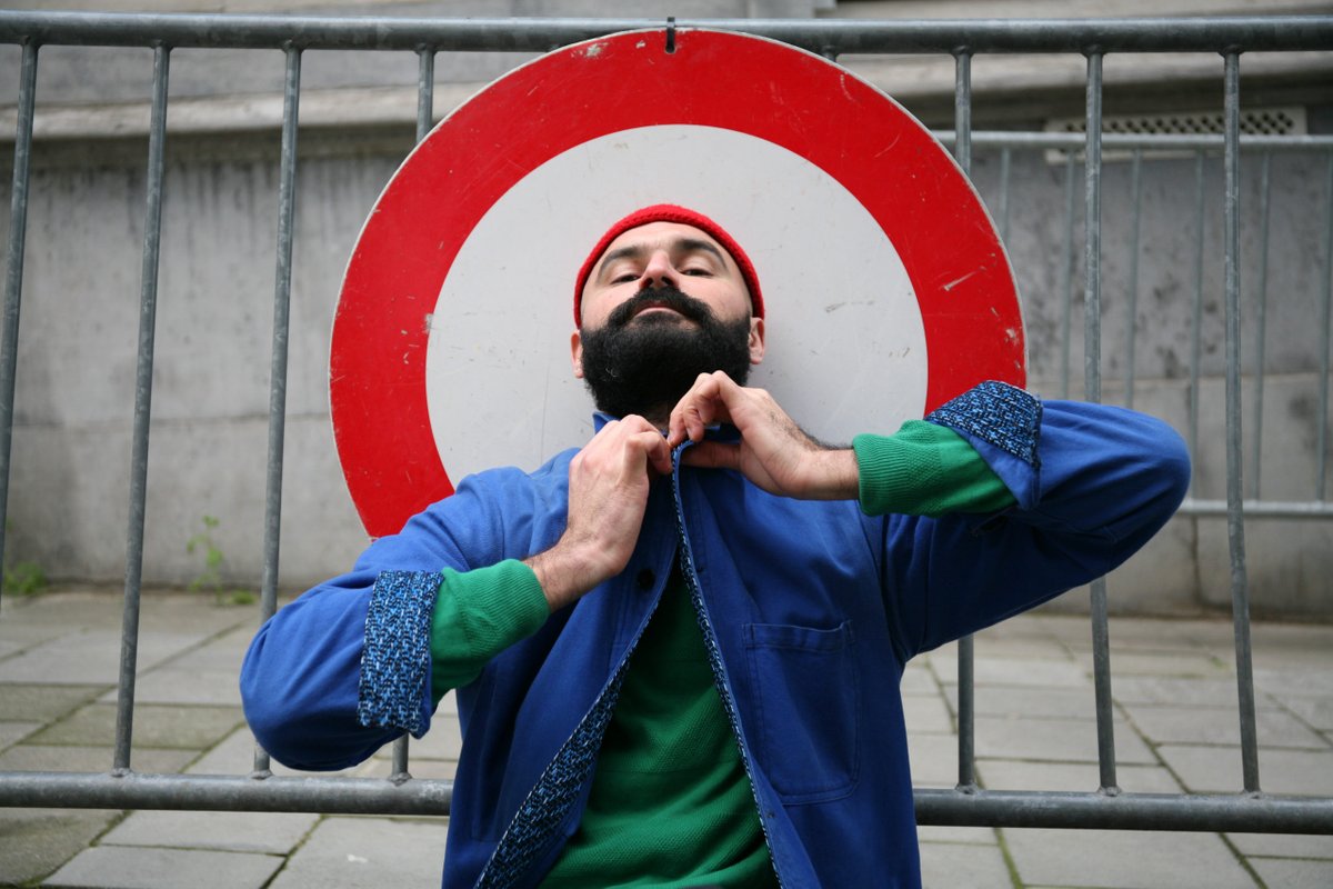 #Musique l Othman El Kheloufi dépose ses valises à l’Espace Magh avec un nouveau projet, Mazmout, où ses textes de poésie, d’un arabe contemporain et marocain, se mélangent au jazz et à la musique électronique moderne. Le 26/1 à 20h
ℹ️ espacemagh.be/projects/mazmo…