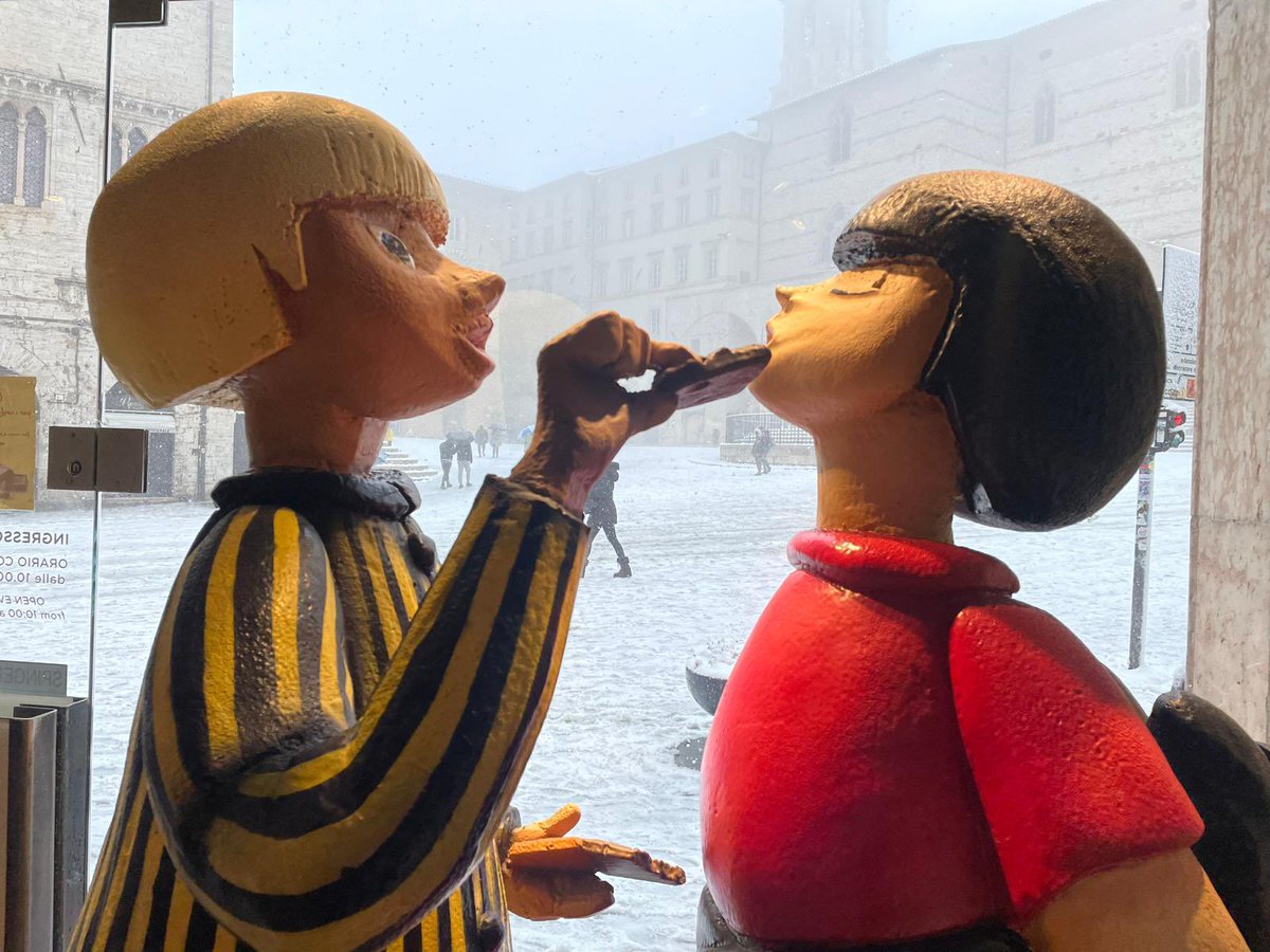 faceciok's tweet photo. Questa mattina a Perugia ci siamo svegliati così, tra neve e cioccolato…
non è romantico?
😍❄️🍫
Anche nella vostra città è scesa la neve?
Vi aspettiamo nei nostri #chocostore in centro storico 📍
#eurochocolate #cioccolato #chocolate #cioccolata #snow #neve #perugia https://t.co/1OgtxbHpsa