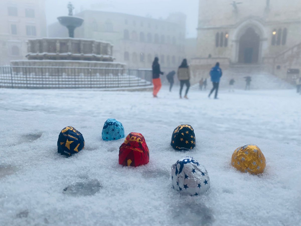 faceciok's tweet photo. Questa mattina a Perugia ci siamo svegliati così, tra neve e cioccolato…
non è romantico?
😍❄️🍫
Anche nella vostra città è scesa la neve?
Vi aspettiamo nei nostri #chocostore in centro storico 📍
#eurochocolate #cioccolato #chocolate #cioccolata #snow #neve #perugia https://t.co/1OgtxbHpsa