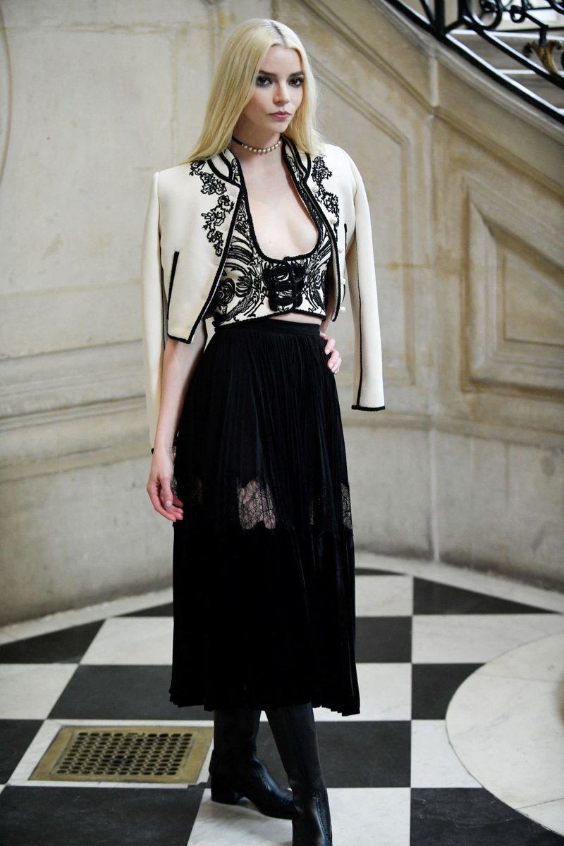 MIUCClAMUSE's tweet photo. wait i really love anya’s look for the dior couture show today https://t.co/RXWzdm8jo5