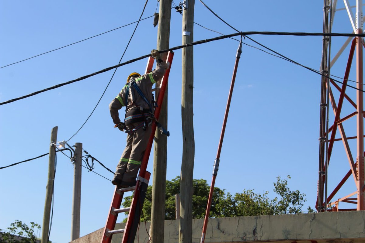 LineasNoticias's tweet photo. 🔴 MÁS DE 160 OPERARIOS DE @EdelarSA TRABAJAN PARA RESTABLECER LA LUZ EN LOS BARRIOS AFECTADOS POR EL TEMPORAL
👉🏽 #Edelar informa que en la jornada de hoy, más de 160 personas se encuentran trabajando en los barrios:
⬇️ (SIGUE HILO) https://t.co/JM3NBjpRem
