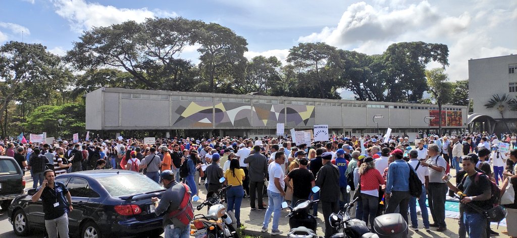 joserckeller's tweet photo. A esta hora, así se encuentra concentración convocada por docentes y trabajadores en la Plaza del Rectorado de la UCV. 10:17 am

#23EVzlaEnLaCalle https://t.co/qePL5PXbAP