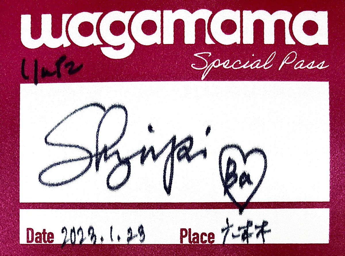 GF_Rinta's tweet photo. 今日は年明け初の #wagamama で六本木!久々のライブにもかかわらず最高のグルーブだった!しずぴさんは演奏中に表情一つ変えずアンペグのヘッドとキャビを片手で動かしてびっくり!カッコ良かった😆対バンの #Rons_week は超久々に拝見!完璧ハーモーニーでビビった!楽しいイベントだった🎶 https://t.co/V1U74kGjhx