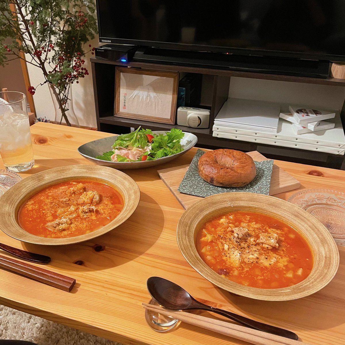 pyon528's tweet photo. 土日ビックリするくらい食べすぎたので、
ヘルシー晩ごはん🍅
鶏ハム薄〜くスライスしたらご馳走サラダになるから大好き！
(作り置きしてくれたおかげー！さんきゅ！)
ミネストローネは仕事終わりにもサッと作れて最高に美味しかったから、リピ確🫰🏻 https://t.co/xfJwNa0B31