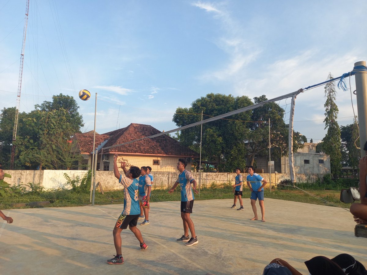 lindakinalu's tweet photo. [PRESENSI KKN BBM 67 UNAIR - Day 14]

Friendly Match - Volleyball 

#UniversitasAirlangga #KKNBBM67Unair #UNAIRWCU #GLOBALSDGs #SDG #UNAIRFORSDGs #unairmengabdi #dibee_kalitengah_lamongan https://t.co/38kKdtq7an