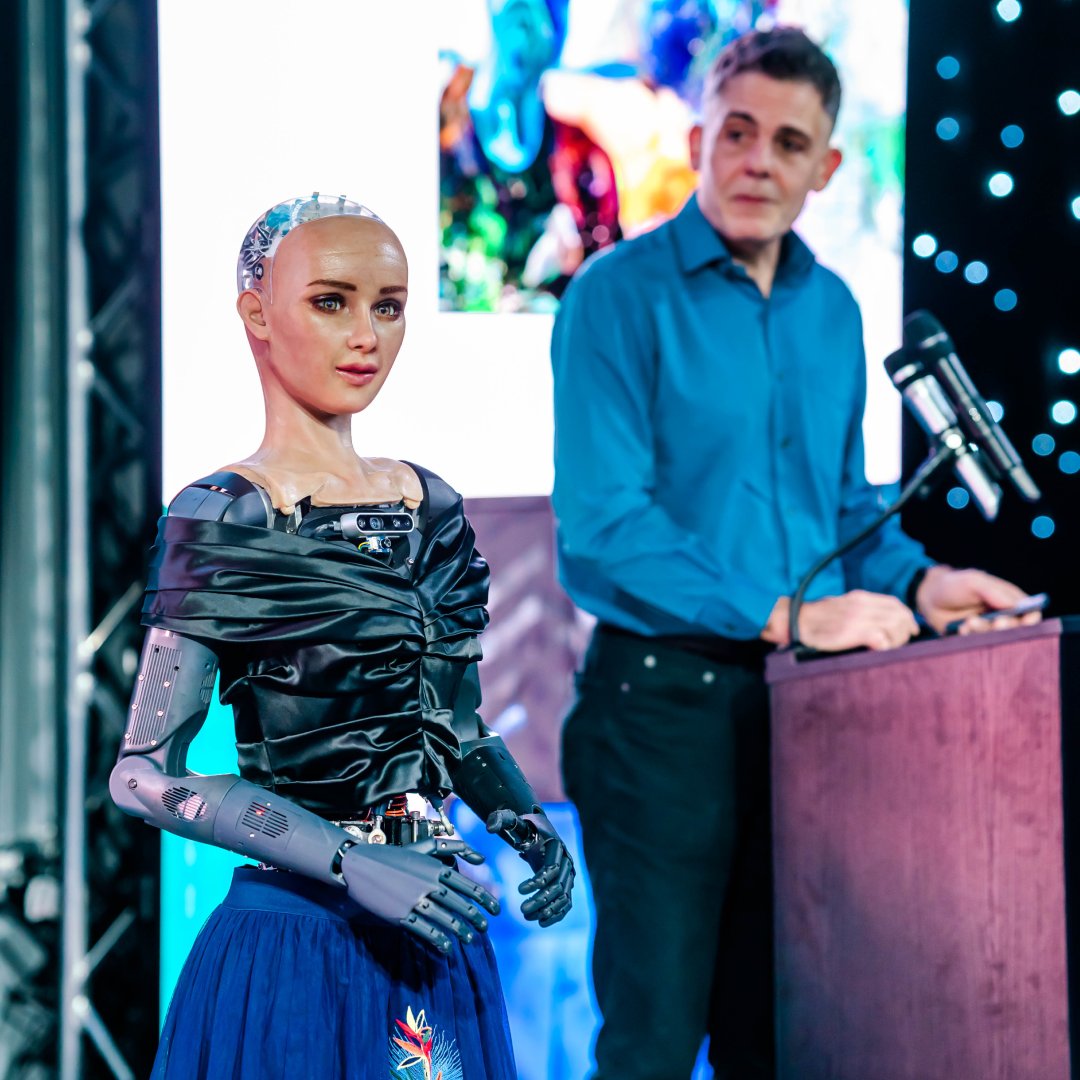 RobolandOrlando's tweet photo. Sophia is waiting to have a chat. Come by and say hello!

#RobotSophia #RoboticShow #RobolandOrlando https://t.co/fZNr8gN43P