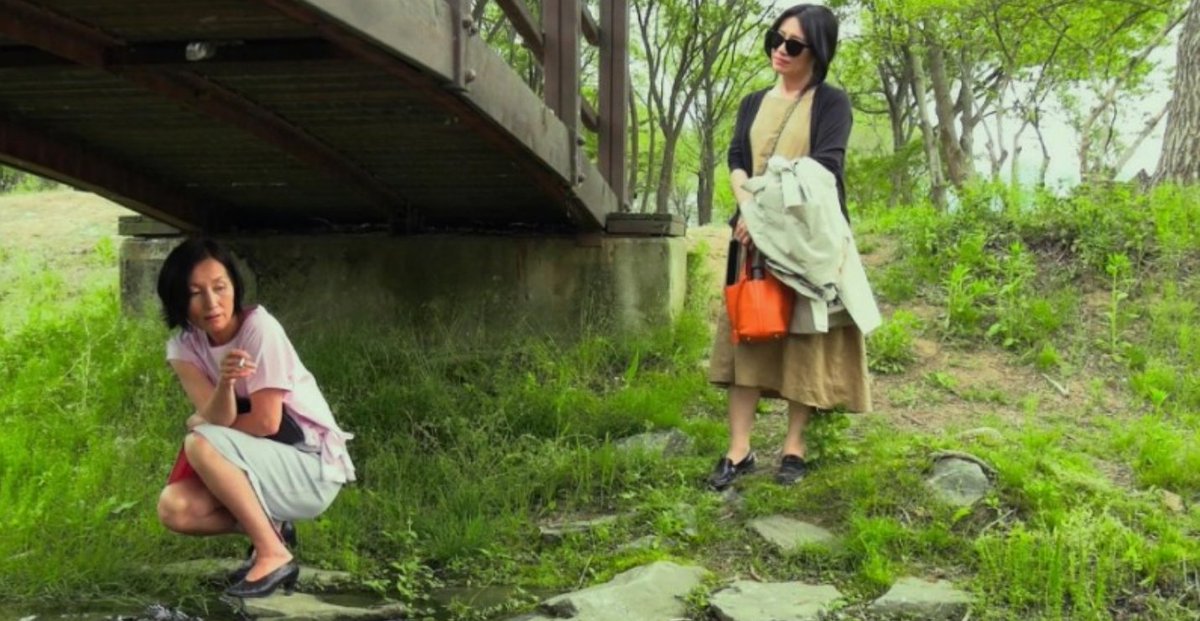 홍상수 감독 영화 "당신얼굴 앞에서" 를 봤다 저 문에 써 있는 글귀.. "스르륵~탁" 우리 인생이 그렇다Translate post
