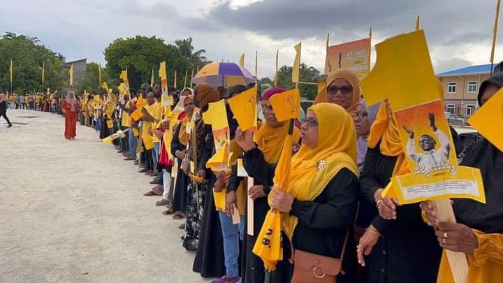 Miadhu Raees <a href="/MohamedNasheed/">Mohamed Nasheed</a> Addu City Ah Vadaigathumun Mdp Memberun Nasheed Ah Vrh Hoonu Marhabaaeh Dhannavai! #FikurehgeDhirun Aalaakoh #MDPprimary2023 Nasheed Ah Kaamiyaabu kohdhevvumugai Fahathah jehumehnethi thibikan dhahkaidhinee bodumanzaraaeku☝
#CandidateNo1 ✅
<a href="/nihad_m/">Feydhoo Meehaa</a>