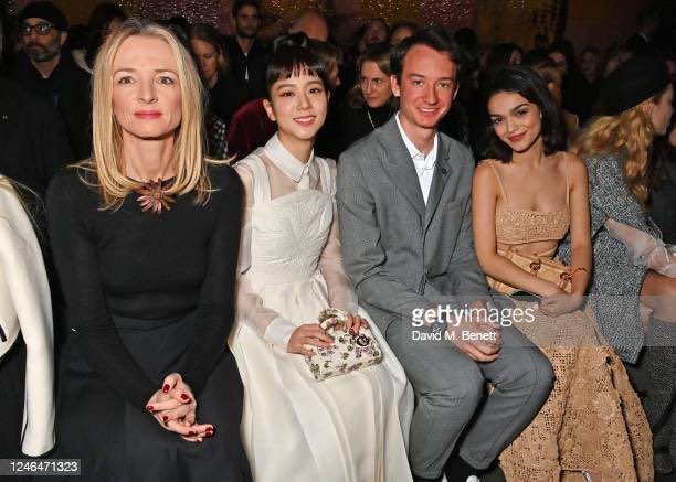 JISOO seated next to Delphine Arnault (new Dior CEO), Frédéric Arnault and actress Rachel Zegler.

JISOO AT DIOR COUTURE SHOW  
#LadyJisooxDiorCoutureSS23 @Dior