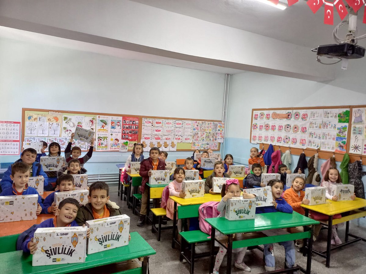 IsmilFatihio's tweet photo. Çocuklarımız karnelerini, hikaye kitaplarını ve Şivliliklerini aldılar. 
Karne günü Çocukları unutmayan ve Konya'ya özgü  Geleneksel Şivlilik günü çocuklarımızı sevindiren @Konyabuyuksehir başkanı @u_ibrahim_altay'a teşekkürlerimizi sunuyoruz.
@karatayilcemem 
@konyamem https://t.co/bRkxQxXFaP