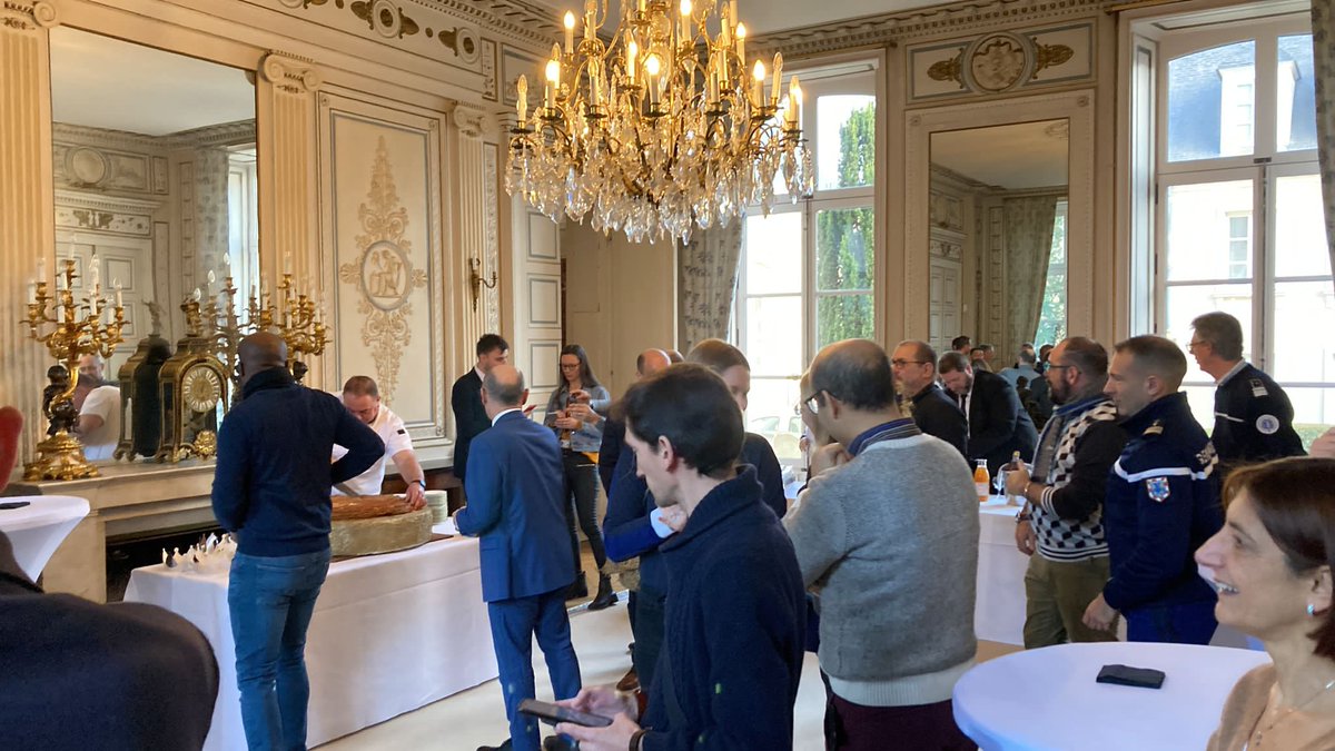 Pôle emploi présent au cotés des sous-préfets aux vœux de Françoise SOULIMAN <a href="/Prefet28/">Préfet d'Eure-et-Loir 🇨🇵</a>.
L'occasion de revenir sur les dossiers 2022 et d'évoquer les perspectives pour cette nouvelle année.