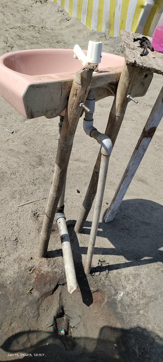 priyankavasandi's tweet image. Height of Desi Indian jugaad🤣🤣
#morjimbeach #Goa #swatchbharat