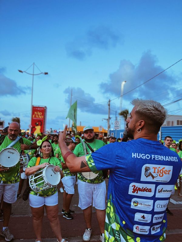 Fui homenageado em um bloco de carnaval em Fortaleza. Eu, que por anos já estive na avenida com instrumento na mão, jamais poderia imaginar que seria agraciado pela minha atuação na Ciência, tema do Camaleões do Vila. Serei sempre grato à escola. Foi um dia inesquecível.