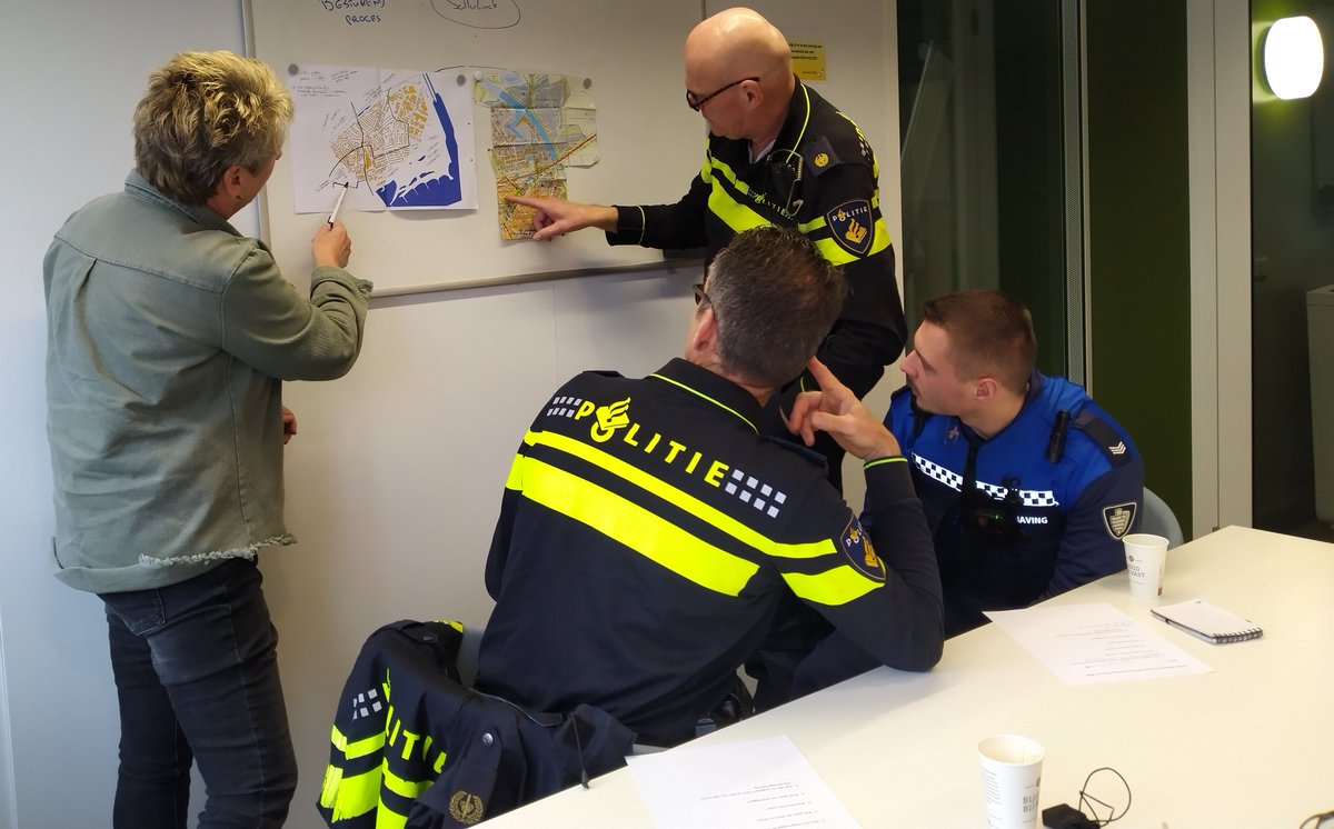 Verkennen van de wijkgrens #TielOost <a href="/gemTiel/">gemeente Tiel</a> tijdens het eerste LOT-O (LeefbaarheidsOverleg Tiel-Oost met o.a  @WA_Tiel_oost #BOA en de #Woonconsulenten