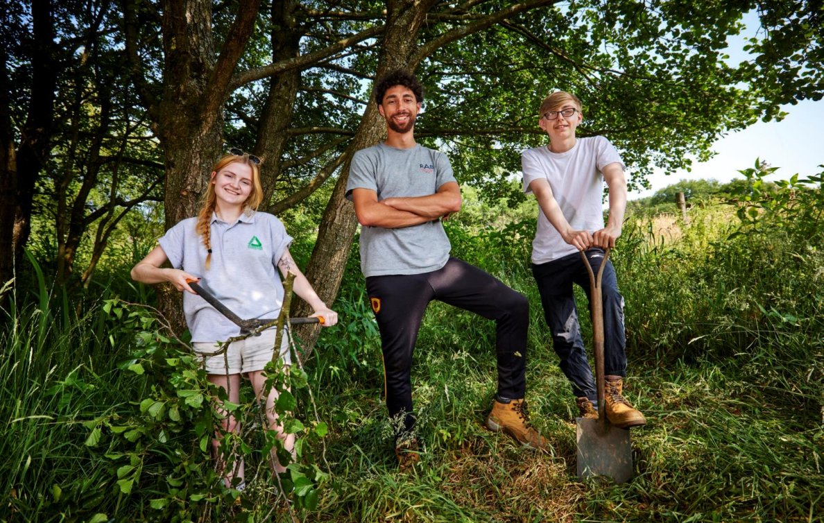 Do you know someone aged 18-
25 who's keen to get paid experience in a nature-focussed role? 

We're recruiting for an Urban Green Project Assistant based in Brum. Closes 17 Feb 12pm.

Learn more bit.ly/3Hjs2m5
#NewtoNature