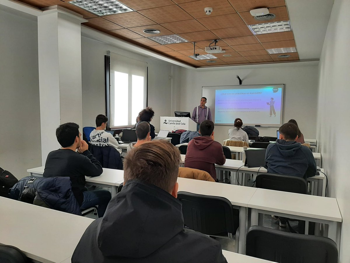 Hoy nuestros estudiantes de #DAM y #DAW aprenden de <a href="/manufosela/">Mánu Fosela</a> Head of Software Development en <a href="/kairos_ds/">@kairos_ds</a> 🔥

Muchas gracias, Mánu, un placer contar con profesionales como tú en nuestras aulas de #FP 

 #gradosuperior #UCJC #software #programación #formaciónprofesional #it