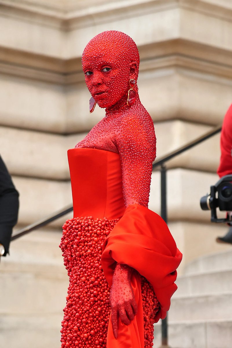 voguemagazine's tweet photo. Covered in 30,000 hand-applied Swarovski crystals, @DojaCat's “shimmering, scintillating and subversive" @Schiaparelli look took four hours and 58 minutes to achieve. Here, @patmcgrathreal shares every detail behind the creation: https://t.co/hZEcj6Yapg https://t.co/lmcWDaf0JB