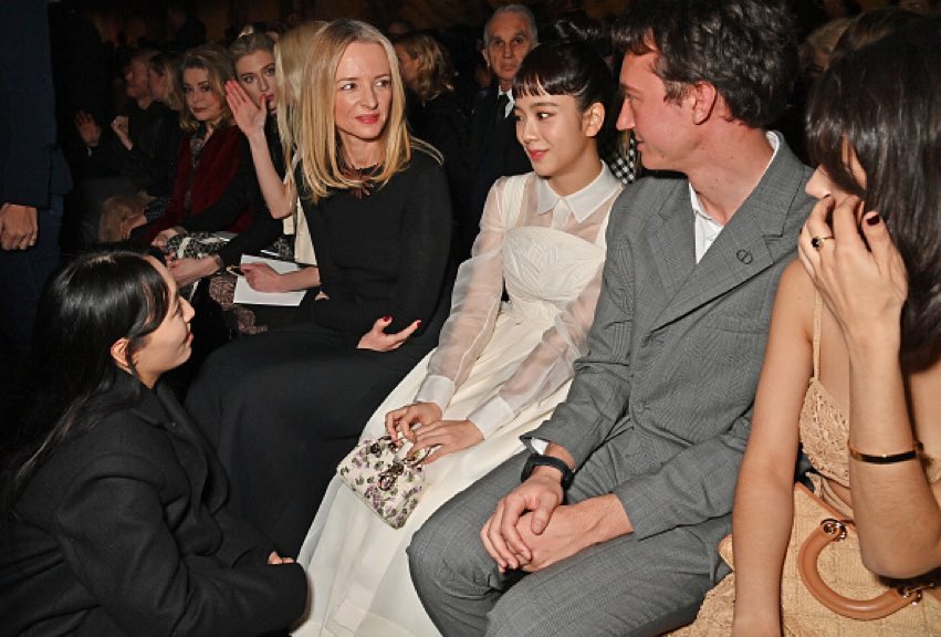 Pop Base on X: BLACKPINK's Jisoo sitting front row with DIOR CEO Delphine  Arnault, Frédéric Arnault and Rachel Zegler at DIOR's Couture SS23 show in  Paris. / X