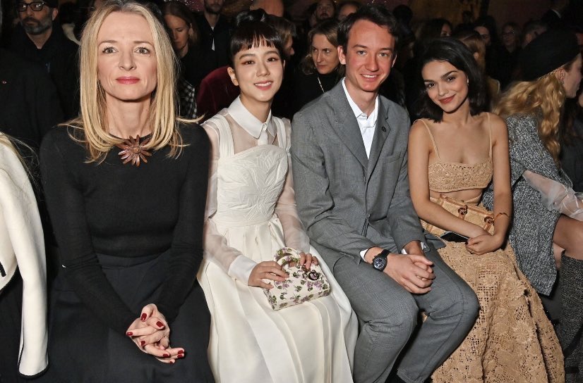BPINKLATINO's tweet photo. Jisoo siempre acompañada por el CEO de DIOR y directores ejecutivos. 

JISOO AT DIOR COUTURE SHOW #LadyJisooxDiorCoutureSS23 https://t.co/kweiDHRmOc