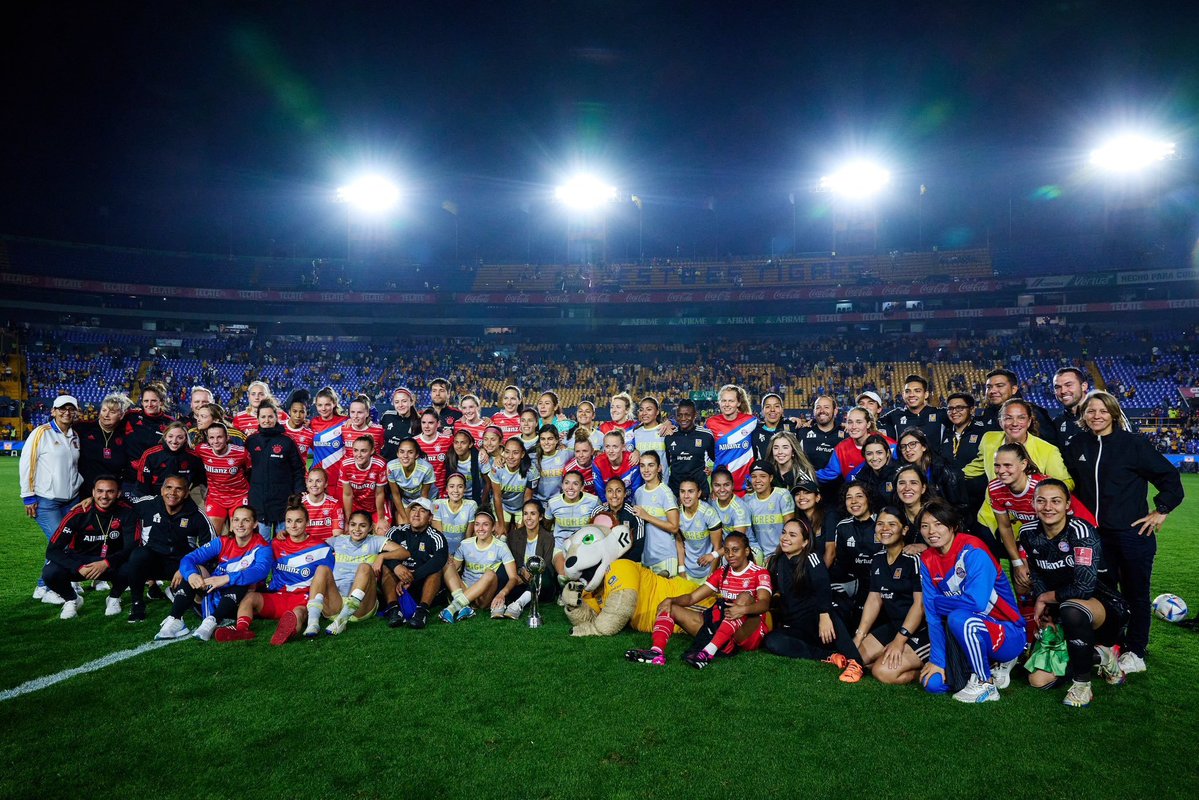 FCBayernBR's tweet photo. No último sábado, 34.900 pessoas estiveram no Estádio Universitario, no México, para assistir ao duelo entre o time feminino do @TigresOficial e o @FCBfrauen! 🇲🇽🤝🇩🇪
#FCBWomensTour #CopaAmazonas https://t.co/7I8GTCjkfl