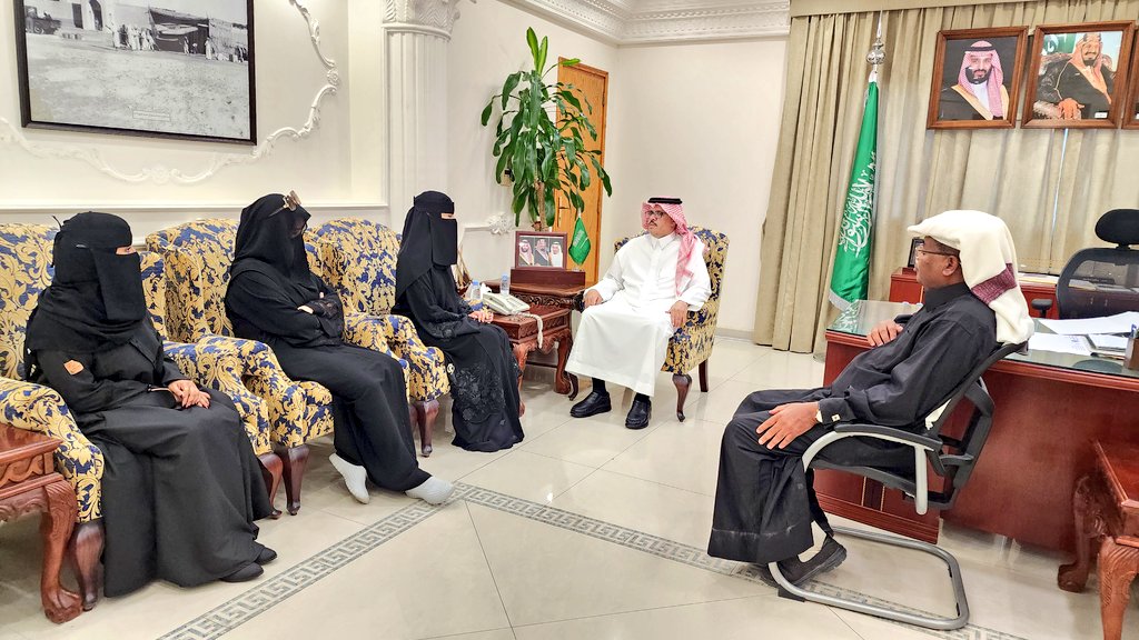 GSFT_JUBAIL's tweet photo. استقبل سعادة محافظ #الجبيل أ. منصور بن زيد الداود، اليوم، في مكتبه بمقر المحافظة، مدير جمعية #جسفت_الجبيل أ. نادية العتيبي يرافقها أعضاء من الهيئة الإدارية بالفرع، الذين قدموا لسعادته التهنئة بمناسبة تكليفه محافظاً للجبيل، وجرى في الزيارة استعراض برامج وأنشطة الجمعية في الجبيل. https://t.co/dh3UQfIRTT