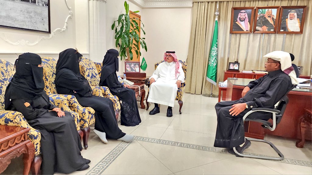 GSFT_JUBAIL's tweet photo. استقبل سعادة محافظ #الجبيل أ. منصور بن زيد الداود، اليوم، في مكتبه بمقر المحافظة، مدير جمعية #جسفت_الجبيل أ. نادية العتيبي يرافقها أعضاء من الهيئة الإدارية بالفرع، الذين قدموا لسعادته التهنئة بمناسبة تكليفه محافظاً للجبيل، وجرى في الزيارة استعراض برامج وأنشطة الجمعية في الجبيل. https://t.co/dh3UQfIRTT