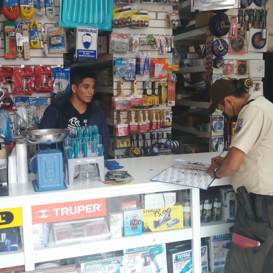 PoliciaEcuador's tweet photo. En #MoronaSantiago, activamos nuestro servicio gratuito #LocalSeguro con la finalidad de evitar hechos delictivos y de violencia. 

#EjePreventivo 
#TrabajamosPorTuSeguridad https://t.co/JORAxIX6YM