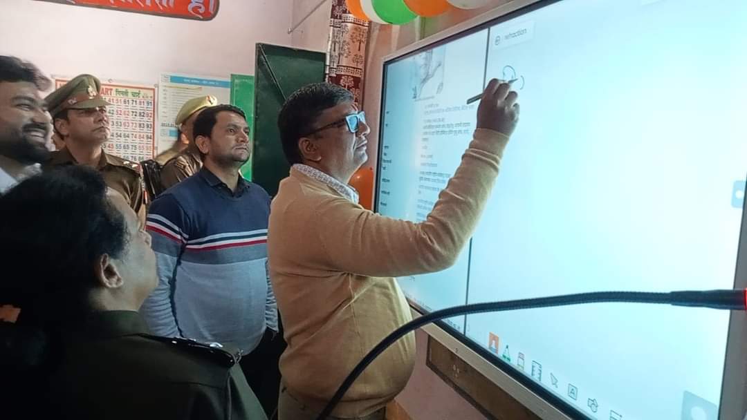 DMmahoba's tweet image. पूर्व माध्यमिक विद्यालय, पसवारा में DM @manojkrsinghias एवं SP @mahobapolice सुधा सिंह नें #SmartClasses का उद्घाटन किया। 20 स्कूलों में 100 स्मार्ट टीवी स्थापित करने का लक्ष्य है। इस मौके पर CDO चित्रसेन सिंह, @MahobaBSA, प्रधानाचार्य जागेश्वर गौतम एवं अध्यापकगण उपस्थित रहे।