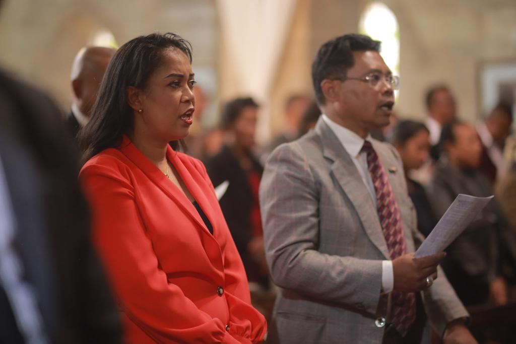 Moment de prière avec la FFKM hier à la cathédrale St Laurent Ambohimanoro. La passation entre le Président sortant et entrant de l'Union s'est également faite à l'occasion.