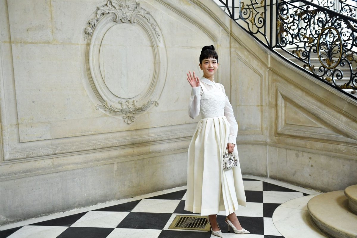 Jisoo poses during the Christian Dior photocall as part of the Haute-Couture. #PFW