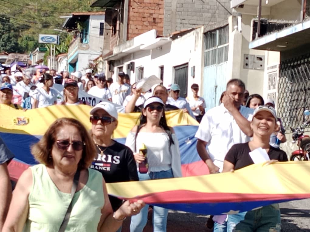 caenpeco's tweet photo. #23Enero  El pueblo de #Tovar está resteado Estamos #TodosEnLaCalle en #ProtestaNacionalDelMagisterio apoyando a los #Docentes salir de la #Crisis que nos agobia. Unidos exigimos un #SalarioJusto para quiénes día a día salimos a construir el país @NicolasMaduro @jquinteronews https://t.co/foT9rdrSzM