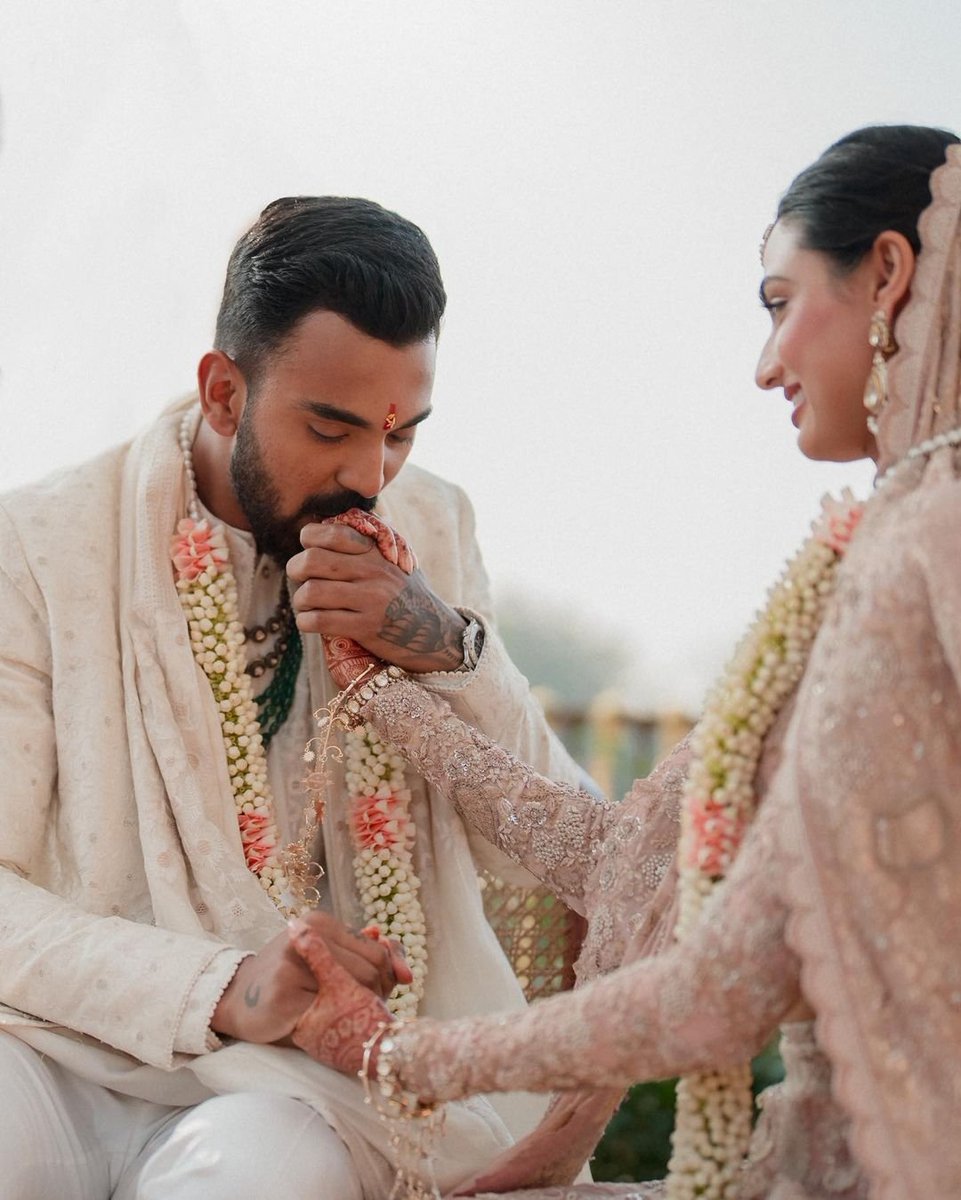 IMPREMRO's tweet image. Congratulations @klrahul &amp;amp; @theathiyashetty. Wishing you both a very happy married life &amp;amp; a lifetime of togetherness.
#KLRahulAthiyaShettyWedding 
#KLRahul