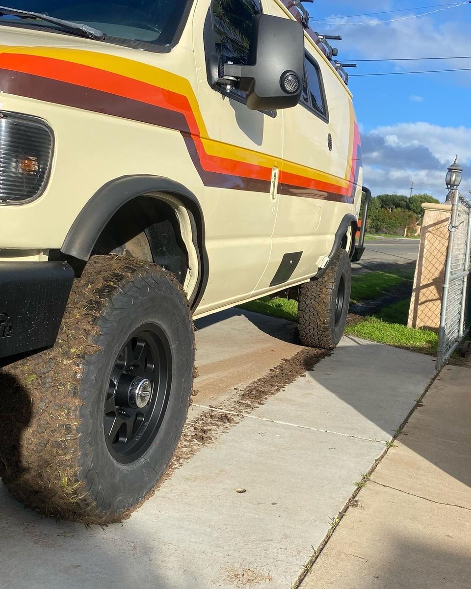Throwback to a fan favorite...I can see why with that paint job. Giving off those retro vibes 💯
📸@smokeythesportsmobile IG
.
.
.
#sportsmobile #ford #fordvan #retrovan #retrocamper #retrocampervan #v10 #sportsmobilevan #campervan #campervanbuild #aluminess #adventure #explore