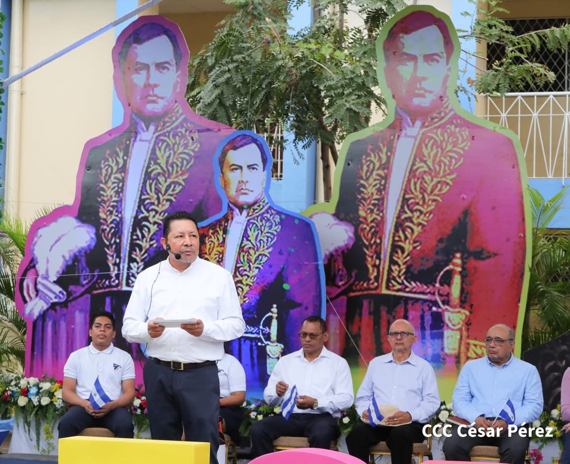 #UnidosEnVictorias 
Nicaragua inicia su ciclo escolar
¡Vida y Esperanza !
Con un lanzamiento virtual interconectando a todos los Centros Educativos, desde el Instituto Heroe Nacional Rigoberto Lopez Pérez en Managua 
#AClasesVidayEsperanza 
<a href="/FloryCantoX/">Flor y Canto 🇳🇮</a> <a href="/FcoRosales78/">Francisco Rosales 🇳🇮</a>