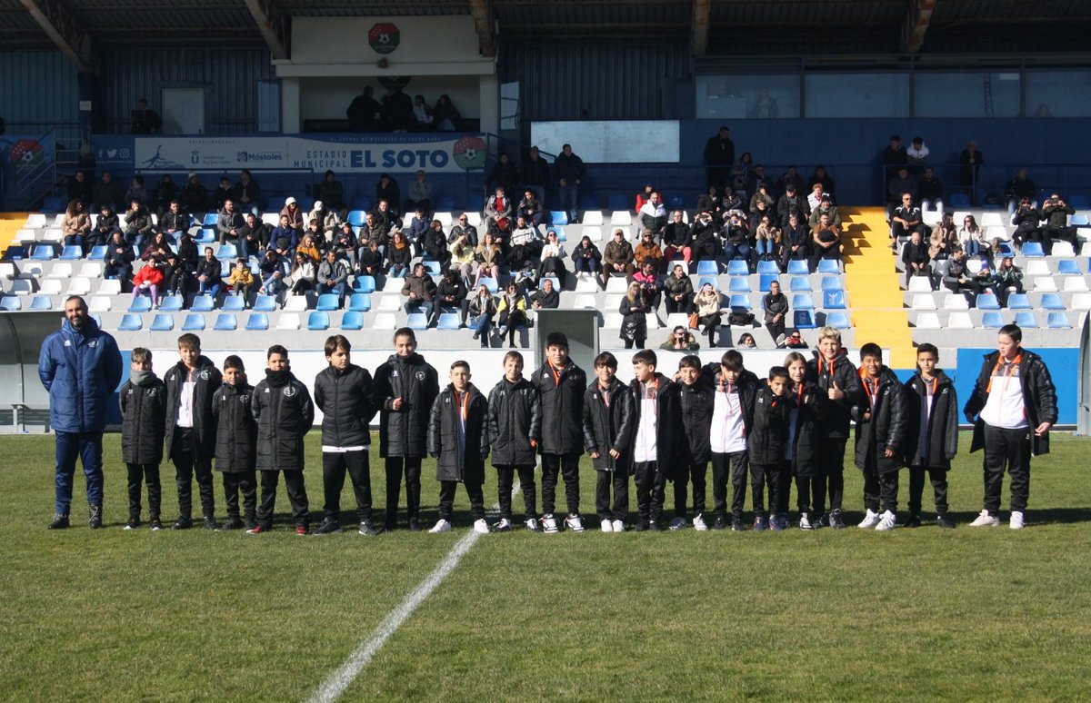 CDMostoles's tweet photo. 🔵 Este domingo además del #MóstolesGalapagar, el ALEVÍN D F11 de la @CanteraMostoles y las ACADEMIAS DE TECNIFICACIÓN DE PORTEROS Y JUGADORES fueron presentados a la afición mostoleña en El Soto 🙌🏻🏟️.

¡Las fotos 📸 del evento!

#VamosMiMóstoles https://t.co/Jt9mQh4hLv