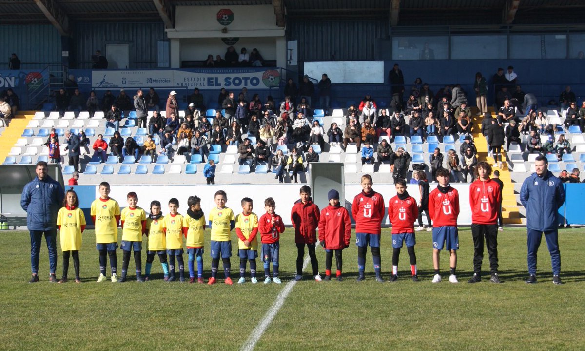 CDMostoles's tweet photo. 🔵 Este domingo además del #MóstolesGalapagar, el ALEVÍN D F11 de la @CanteraMostoles y las ACADEMIAS DE TECNIFICACIÓN DE PORTEROS Y JUGADORES fueron presentados a la afición mostoleña en El Soto 🙌🏻🏟️.

¡Las fotos 📸 del evento!

#VamosMiMóstoles https://t.co/Jt9mQh4hLv