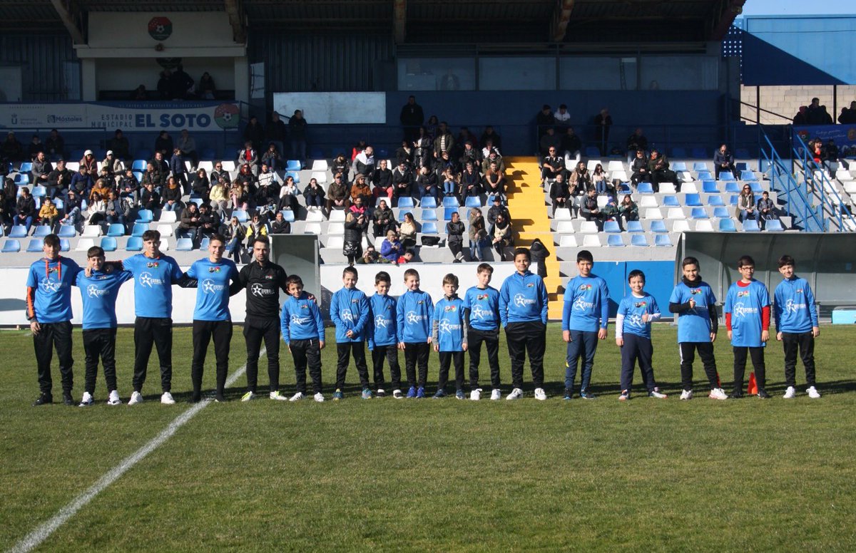 CDMostoles's tweet photo. 🔵 Este domingo además del #MóstolesGalapagar, el ALEVÍN D F11 de la @CanteraMostoles y las ACADEMIAS DE TECNIFICACIÓN DE PORTEROS Y JUGADORES fueron presentados a la afición mostoleña en El Soto 🙌🏻🏟️.

¡Las fotos 📸 del evento!

#VamosMiMóstoles https://t.co/Jt9mQh4hLv