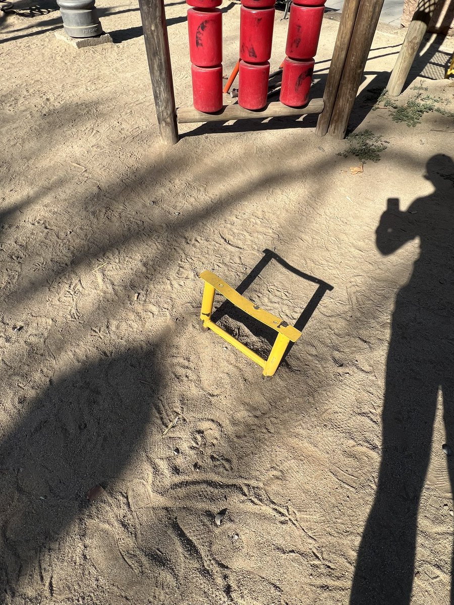junta_centro's tweet photo. @MuniColina estimados llevamos días informando del estado de estos juegos en la plaza de Esmeralda. Favor tomar acciones para no tener accidentes. @imvalenzuela @alelanta @SoleVialCummins @VctorFl03917206 @CorpColina https://t.co/qJPmtDQmIY