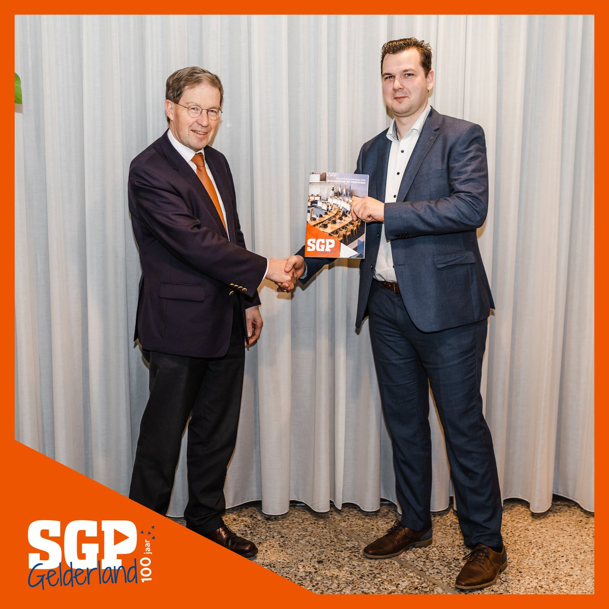 VERKIEZINGSPROGRAMMA I Tijdens de laatst gehouden bestuursvergadering is het verkiezingsprogramma door het bestuur overhandigd aan onze lijsttrekker <a href="/RuitenbergKlaas/">Klaas Ruitenberg</a>. Houd onze website in de gaten, want binnenkort komt het programma online!