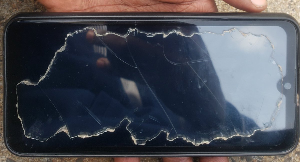 _LEVYCRAZY's tweet photo. Her: Boy wangu ako na plans za valentine am sure.
Her boyfriend's phone👇👇 https://t.co/agakoupPnj