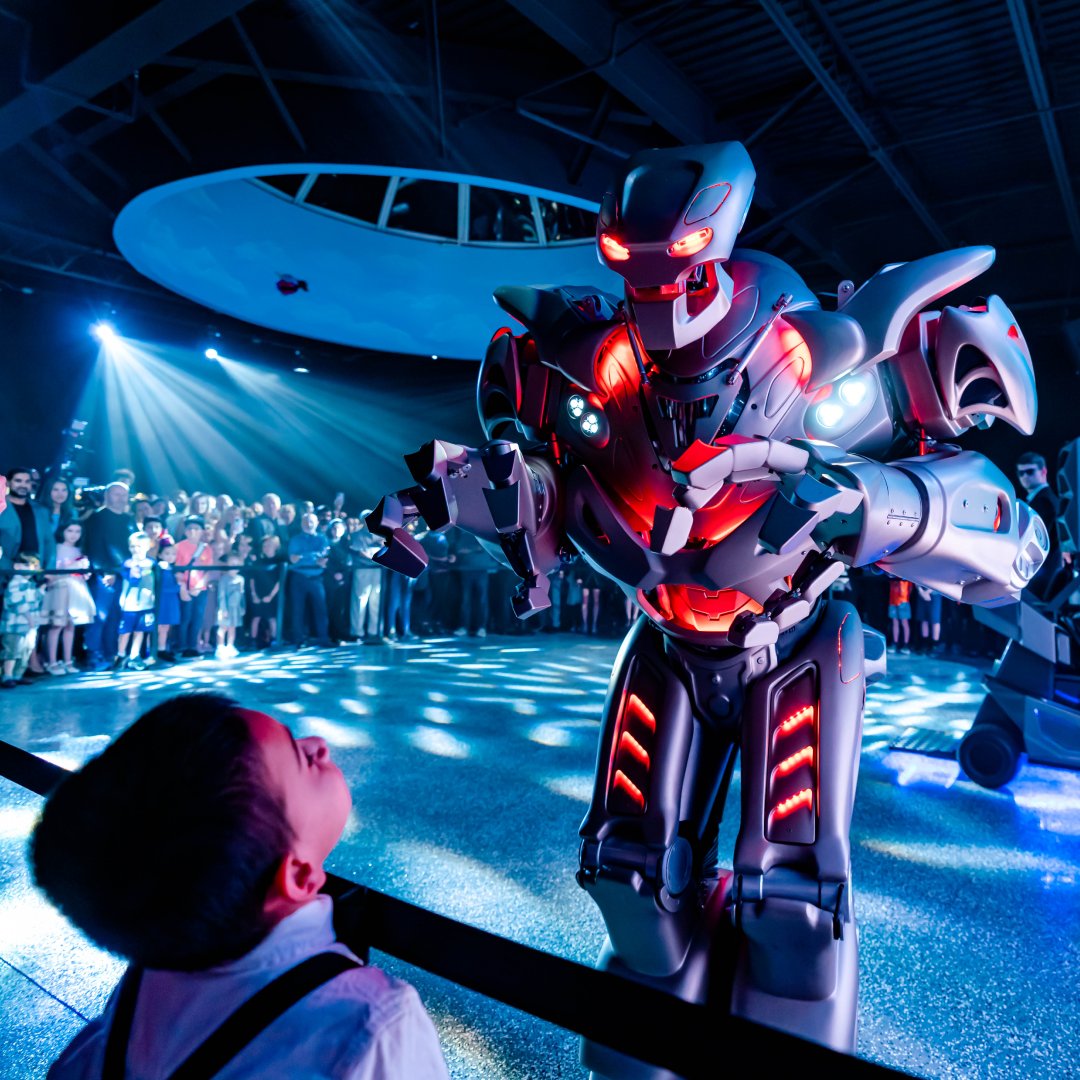 RobolandOrlando's tweet photo. The most attractive family attraction is now at Roboland! THE ONE AND ONLY. TITAN THE ROBOT 

#RobotTitan #RoboticShow #RobolandOrlando https://t.co/jm7PAXTmts