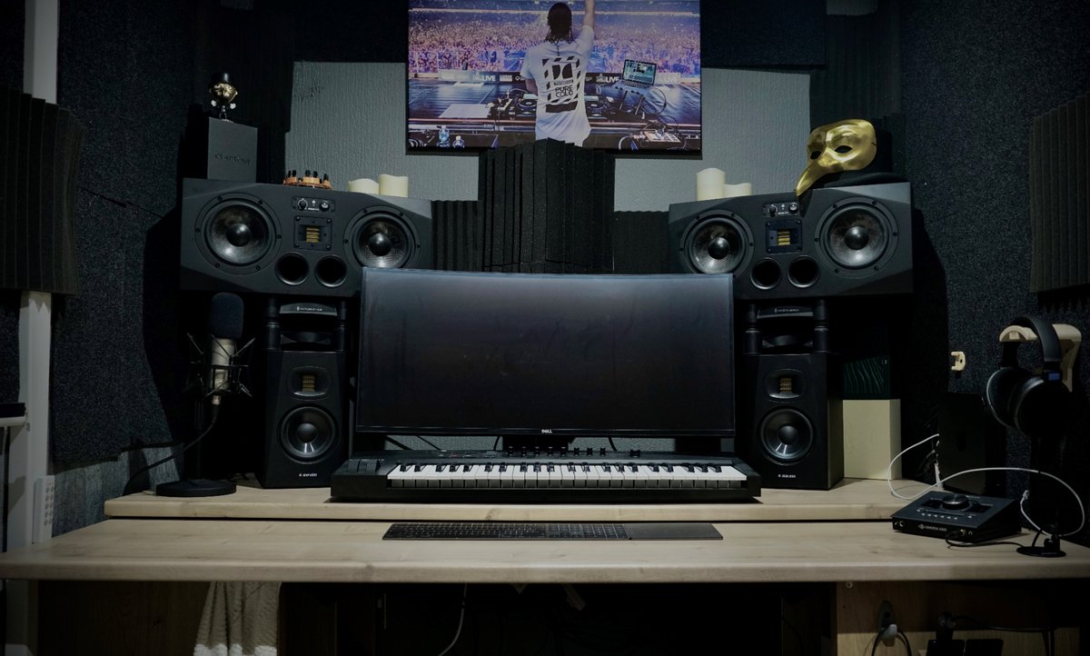 ADAM_Audio's tweet photo. Music producer Pure Cold is stacking them studio monitors 😌 He uses the T5Vs to edit videos on his PC and the A77Xs for music production on his mac.
#ADAMAudio #A77X #T5V https://t.co/mAadlItSOU