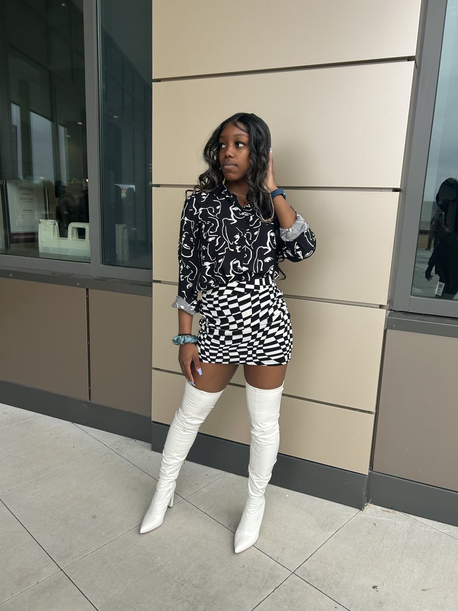 CPRModels's tweet image. Say hello to model, willow! Some pics from our “MIXED PRINTS” look 🏁