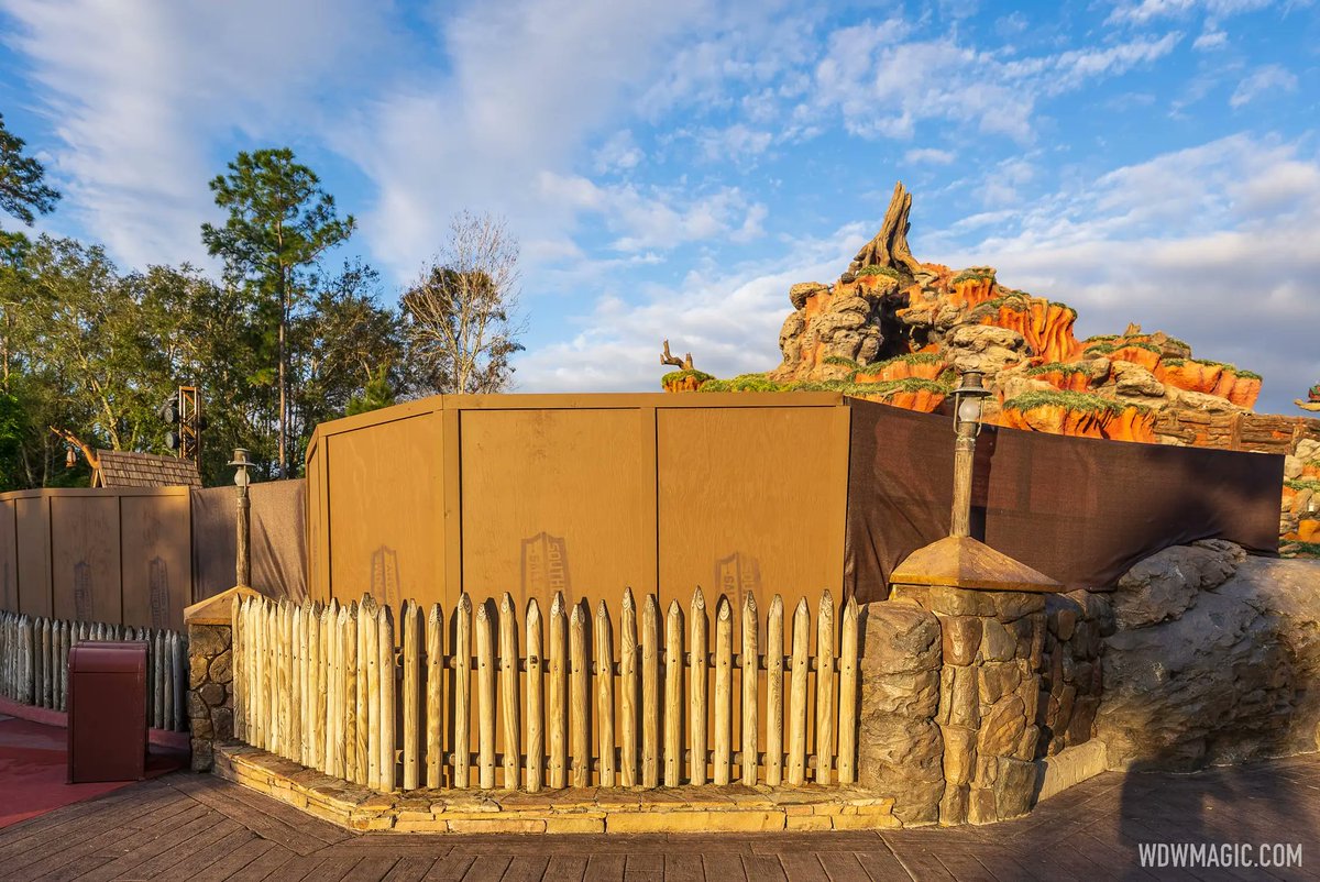 DSNYNewscast's tweet image. The Griswolds rope dropping Magic Kingdom today for one last ride on Splash Mountain!