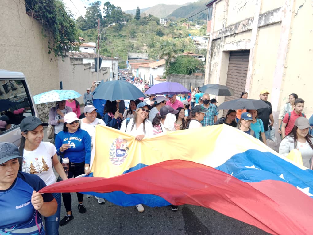 caenpeco's tweet photo. #23Enero #Tovar y #RivasDávila apoyando en la #ProtestaNacionalDelMagisterio José G. Ruiz de Sitraenseñanza exigió al @MPPEDUCACION la firma de la 3era Convención Colectiva y se restituyan primas y beneficios suspendidos por la @onapre_oficial unilateralmente #SALARIOSDIGNOSYA https://t.co/yANBxQArXa
