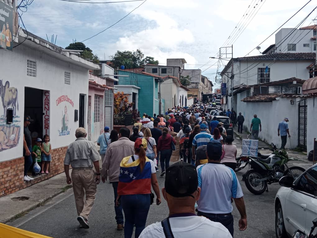 caenpeco's tweet photo. #23Enero #Tovar y #RivasDávila apoyando en la #ProtestaNacionalDelMagisterio José G. Ruiz de Sitraenseñanza exigió al @MPPEDUCACION la firma de la 3era Convención Colectiva y se restituyan primas y beneficios suspendidos por la @onapre_oficial unilateralmente #SALARIOSDIGNOSYA https://t.co/yANBxQArXa